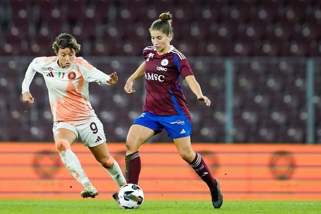 26 09 2024, Geneva, Stade de Geneve, UEFA Women s Champions League Servette FC Chônois Fôminin AS Roma, Laura Tufo Servette and Valentina Giacinti 9 Roma battle for the ball duel Geneva Stade de Geneve Geneva Switzerland  Copyright: xJustPictures.ch DanielaxPorcellix