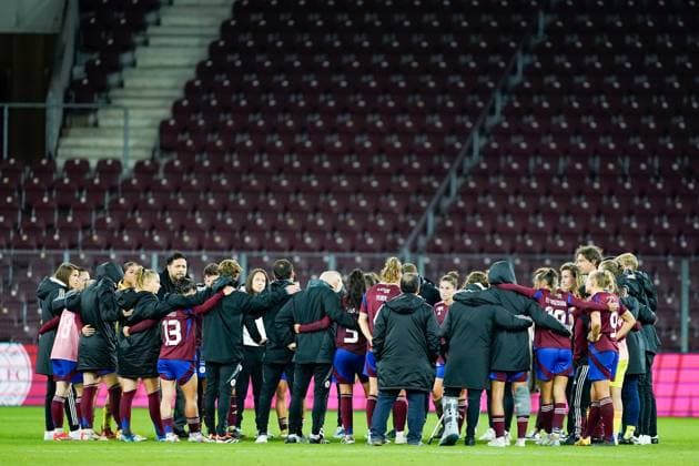 26 09 2024, Geneva, Stade de Geneve, UEFA Women s Champions League Servette FC Chônois Fôminin AS Roma, Players of Servette look dejected and disappointed after their loss Geneva Stade de Geneve Geneva Switzerland  Copyright: xJustPictures.ch DanielaxPorcellix