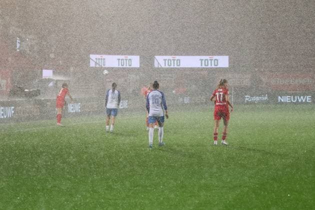 Enschede, Netherlands, September 26th 2024: It rains heavily during the UEFA Womens Champions League Round 2 Qualification football game between FC Twente and Osijek in De Grolsch Veste in Enschede, Netherlands. (Leiting Gao SPP) Copyright: xLeitingxGaox xSPPx spp-en-LeGaSp-IMG_8376
