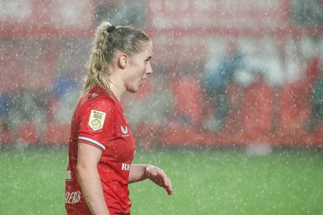 Enschede, Netherlands, September 26th 2024: Kim Everaerts (2 FC Twente) looks on during the UEFA Womens Champions League Round 2 Qualification football game between FC Twente and Osijek in De Grolsch Veste in Enschede, Netherlands. (Leiting Gao SPP) Copyright: xLeitingxGaox xSPPx spp-en-LeGaSp-IMG_8402