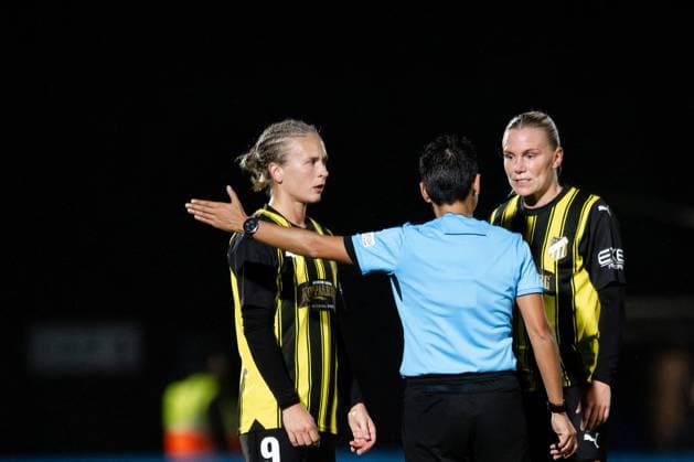 240926 Filippa Curmark and Josefine Rybrink of Häcken during the UEFA Women s Champions League qualifying match between Arsenal and Häcken on September 26, 2024 in London Photo Emma Wallskog BILDBYRAN COP 320 EW0435 fotboll football soccer fotball champions league arsenal häcken dam bbeng  Copyright: EMMAxWALLSKOG BB240926EW076