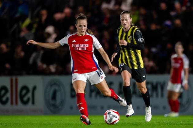 240926 Lia Wälti of Arsenal and Anna Anvegard of Häcken during the UEFA Women s Champions League qualifying match between Arsenal and Häcken on September 26, 2024 in London Photo Emma Wallskog BILDBYRAN COP 320 EW0435 fotboll football soccer fotball champions league arsenal häcken dam bbeng  Copyright: EMMAxWALLSKOG BB240926EW077