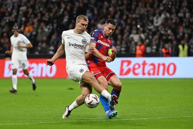 26 09 2024, xjhx, Football UEFA Europa League, Eintracht Frankfurt Viktoria Pilsen emspor, v l Rasmus Kristensen Eintracht Frankfurt Lukas Kalvach FC Viktoria Pilsen Zweikampf, Aktion, action, battle for the ball DFL DFB REGULATIONS PROHIBIT ANY USE OF PHOTOGRAPHS as IMAGE SEQUENCES and or QUASI VIDEO Frankfurt am Main