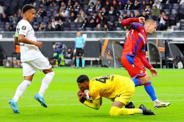 Frankfurt, Germany 26 September 2024 Europa League 2024 2025 Eintracht Frankfurt vs FC Viktoria Pilsen In the picture Goalkeeper Kaua Frankfurt clears in the last second in front of the approaching Lukas Cerv Pilsen Deutsche Bank Park Hessen Copyright: xFotostandx xRacochax