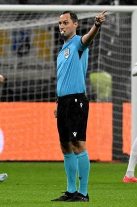 26 09 2024, xsltx, Football UEFA Europa League, Eintracht Frankfurt Viktoria Pilsen emspor, v l Referee Referee Mykola Balakin Ukraine gives instructions, gesticulates, gesticulate with arms gives instructions, gesticulate DFL DFB REGULATIONS PROHIBIT ANY USE OF PHOTOGRAPHS as IMAGE SEQUENCES and or QUASI VIDEO Frankfurt am Main