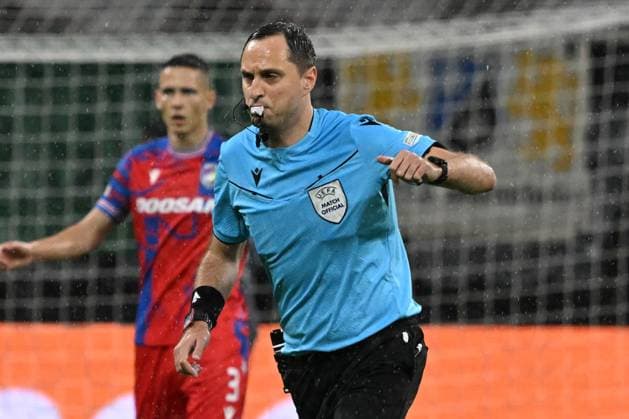 26 09 2024, xsltx, Football UEFA Europa League, Eintracht Frankfurt Viktoria Pilsen emspor, v l Referee Referee Mykola Balakin Ukraine gives instructions, gesticulates, gesticulate with arms gives instructions, gesticulate DFL DFB REGULATIONS PROHIBIT ANY USE OF PHOTOGRAPHS as IMAGE SEQUENCES and or QUASI VIDEO Frankfurt am Main