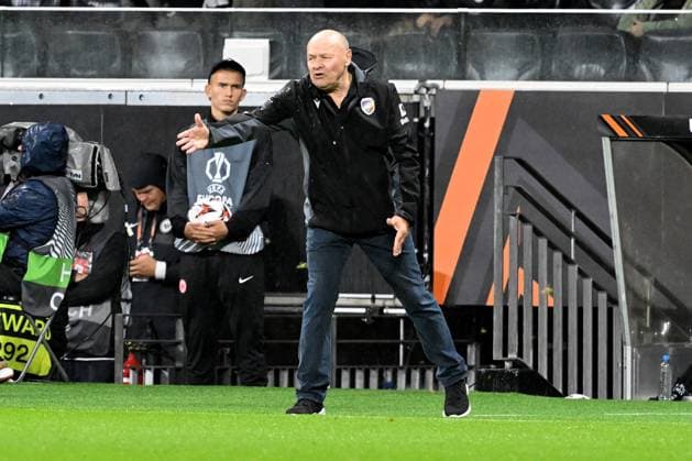 26 09 2024, xsltx, Football UEFA Europa League, Eintracht Frankfurt Viktoria Pilsen emspor, v l Coach Miroslav Koubek FC Viktoria Pilsen gives instructions, gesticulates, gesticulate with arms gives instructions, gesticulate DFL DFB REGULATIONS PROHIBIT ANY USE OF PHOTOGRAPHS as IMAGE SEQUENCES and or QUASI VIDEO Frankfurt am Main