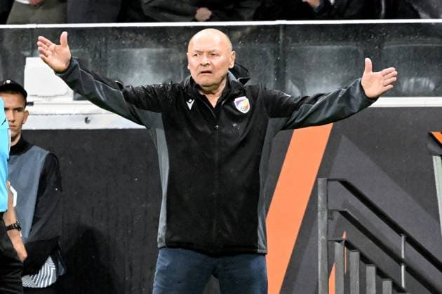 26 09 2024, xsltx, Football UEFA Europa League, Eintracht Frankfurt Viktoria Pilsen emspor, v l Coach Miroslav Koubek FC Viktoria Pilsen gives instructions, gesticulates, gesticulate with arms gives instructions, gesticulate DFL DFB REGULATIONS PROHIBIT ANY USE OF PHOTOGRAPHS as IMAGE SEQUENCES and or QUASI VIDEO Frankfurt am Main