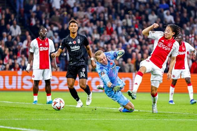 AMSTERDAM, 26-09-2024 , JohanCruijff Arena, football, UEFA Europa League, season 2024 2025, during the match Ajax - Besiktas, Ajax player Kian Fitz-Jim and Besiktas goalkeeper Mert Gunok Ajax - Besiktas  x26342793x Copyright: