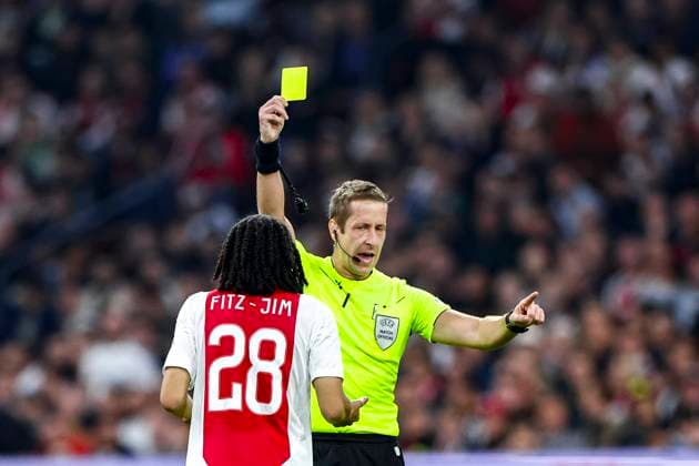 AMSTERDAM, 26-09-2024 , JohanCruijff Arena, football, UEFA Europa League, season 2024 2025, during the match Ajax - Besiktas, Ajax player Kian Fitz-Jim get a yellow card from referee John Brooks Ajax - Besiktas  x26342807x Copyright: