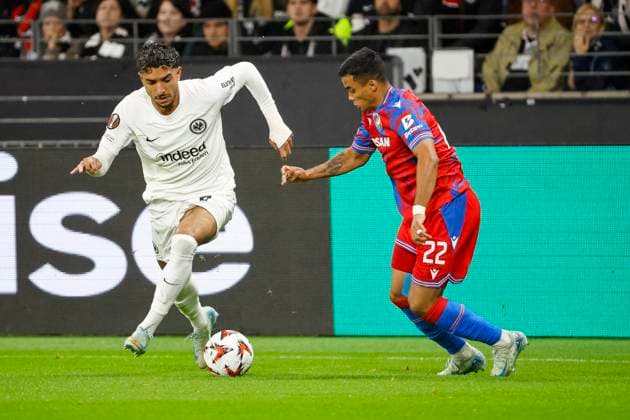 Omar Marmoush Eintracht Frankfurt, 07 and Cadu FC Viktoria Pilsen, 22 in running duel , Football, UEFA Europa League, Matchday 1, 2024 2025, Eintracht Frankfurt vs FC Viktoria Pilsen, 26 09 2024, Frankfurt Stadion, Frankfurt am Main, Germany Frankfurt am Main Frankfurt Stadion Hessen Germany Copyright: xGrantxHubbsx