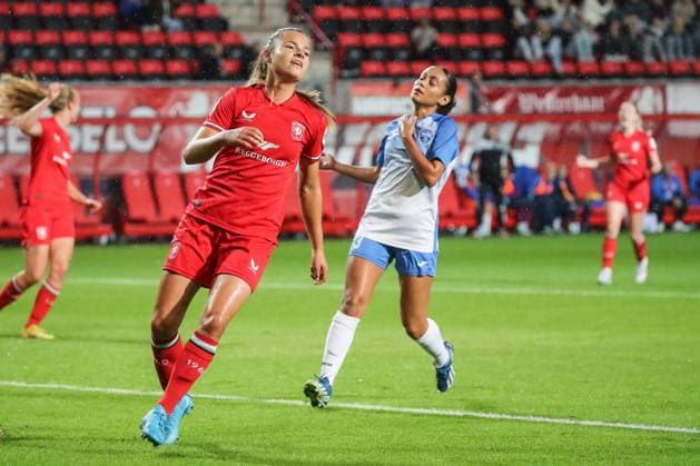 Enschede, Netherlands, September 26th 2024: Kayleigh Van Dooren (10 FC Twente) scores during the UEFA Womens Champions League Round 2 Qualification football game between FC Twente and Osijek in De Grolsch Veste in Enschede, Netherlands. (Leiting Gao SPP) Copyright: xLeitingxGaox xSPPx spp-en-LeGaSp-IMG_8275