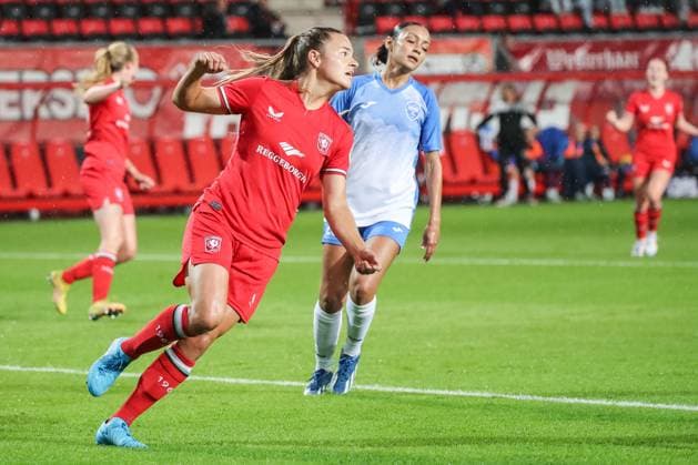 Enschede, Netherlands, September 26th 2024: Kayleigh Van Dooren (10 FC Twente) celebrates after scoring during the UEFA Womens Champions League Round 2 Qualification football game between FC Twente and Osijek in De Grolsch Veste in Enschede, Netherlands. (Leiting Gao SPP) Copyright: xLeitingxGaox xSPPx spp-en-LeGaSp-IMG_8278