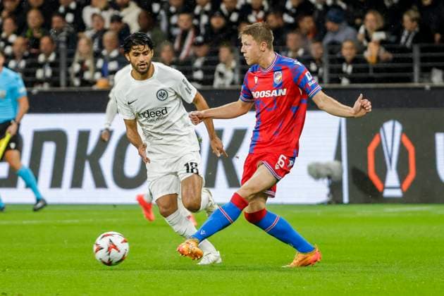 Mahmoud Dahoud Eintracht Frankfurt, 18 and Lukas Cerv FC Viktoria Pilsen, 06 in running duel , Football, UEFA Europa League, Matchday 1, 2024 2025, Eintracht Frankfurt vs FC Viktoria Pilsen, 26 09 2024, Frankfurt Stadion, Frankfurt am Main, Germany Frankfurt am Main Frankfurt Stadion Hessen Germany Copyright: xGrantxHubbsx
