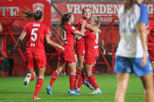 Enschede, Netherlands, September 26th 2024: Alieke Tuin (11 FC Twente) celebrates after scoring directly from a free kick during the UEFA Womens Champions League Round 2 Qualification football game between FC Twente and Osijek in De Grolsch Veste in Enschede, Netherlands. (Leiting Gao SPP) Copyright: xLeitingxGaox xSPPx spp-en-LeGaSp-IMG_8358