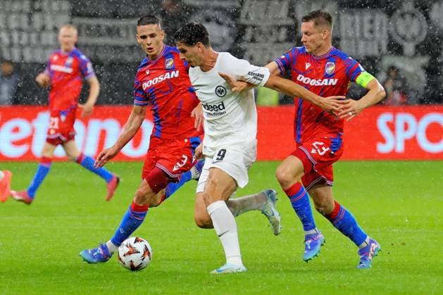 Frankfurt, Germany 26 September 2024 Europa League 2024 2025 Eintracht Frankfurt vs FC Viktoria Pilsen In the picture from left fighting for the ball Svetozar Markovic Pilsen , f9 and Lukas Kalvach Pilsen Deutsche Bank Park Hessen Copyright: xFotostandx xRacochax