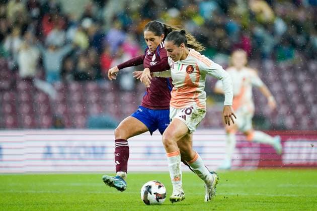 26 09 2024, Geneva, Stade de Geneve, UEFA Women s Champions League Servette FC Chenois Feminin AS Roma, Amina Muratovic Servette FC Chenois Feminin and Alice Corelli 16 Roma battle for the ball duel Geneva Stade de Geneve Geneva Switzerland  Copyright: xJustPictures.ch DanielaxPorcellix