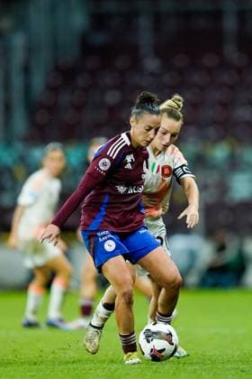 26 09 2024, Geneva, Stade de Geneve, UEFA Women s Champions League Servette FC Chônois Fôminin AS Roma, 8 Paula Serrano Servette FC Chenois Feminin and Giada Greggi 20 Roma battle for the ball duel Geneva Stade de Geneve Geneva Switzerland  Copyright: xJustPictures.ch DanielaxPorcellix