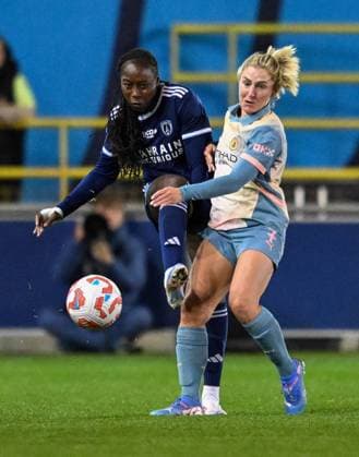 Manchester City Women v Paris FC Women UEFA Womens Champions League Teninsoun Sissoko of Paris FC women beats Laura Coombs of Manchester City women to the ball the UEFA Womens Champions League match at Joie Stadium, Manchester UK Newspapers OUT Copyright: xKarlxVallantinex FIL-20669-0021