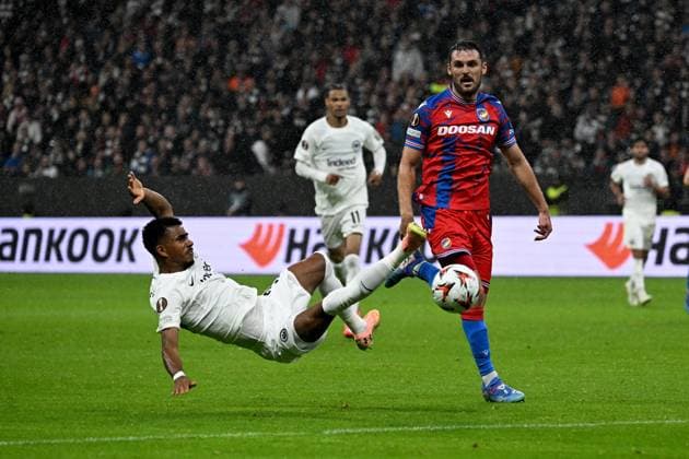 26 09 2024, xsltx, Football UEFA Europa League, Eintracht Frankfurt Viktoria Pilsen emspor, v l Ansgar Knauff Eintracht Frankfurt Milan Havel FC Viktoria Pilsen Zweikampf, Aktion, action, battle for the ball DFL DFB REGULATIONS PROHIBIT ANY USE OF PHOTOGRAPHS as IMAGE SEQUENCES and or QUASI VIDEO Frankfurt am Main