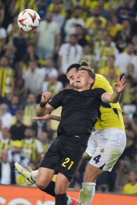 Caglar Soguncu (4) of Fenerbahce and Alessio Castro-Montes (21) of Union Saint-Gilloise during the UEFA Europa League 2024 25 League Phase MD1 match between Fenerbahce SK and R. Union Saint-Gilloise at Ulker Stadium on September 26, 2024 in Istanbul, Turkey. Istanbul Turkey Copyright: xSeskimphotox FBahce-UNGilloise-26924 (62)