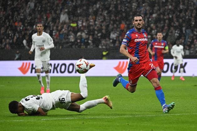26 09 2024, xsltx, Football UEFA Europa League, Eintracht Frankfurt Viktoria Pilsen emspor, v l Ansgar Knauff Eintracht Frankfurt Milan Havel FC Viktoria Pilsen Zweikampf, Aktion, action, battle for the ball DFL DFB REGULATIONS PROHIBIT ANY USE OF PHOTOGRAPHS as IMAGE SEQUENCES and or QUASI VIDEO Frankfurt am Main
