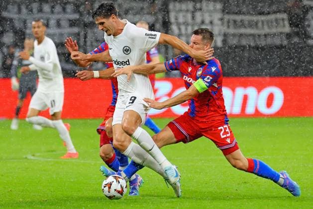 Frankfurt, Germany 26 September 2024 Europa League 2024 2025 Eintracht Frankfurt vs FC Viktoria Pilsen In the picture from left in the duel Igor Matanovic Frankfurt against Lukas Kalvach Pilsen Deutsche Bank Park Hessen Copyright: xFotostandx xRacochax