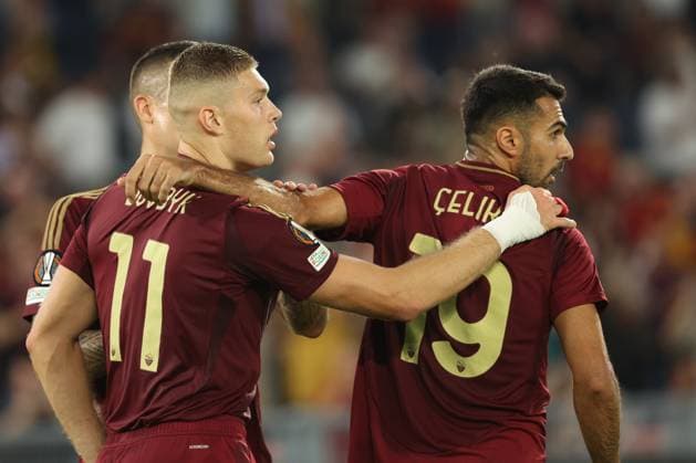Rome, Italy 26.9.2024: Artem Dovbyk of Roma score the goal and celebrate with the team during the UEFA Europa League 2024-2025 day 1, football match between AS Roma vs Athletic Club Bilbao at Olympic Stadium in Rome.  Copyright: xMarcoxIacobucci IPAxSportx xipa-x xx IPA_50071521 IPA_Agency_IPA50071521