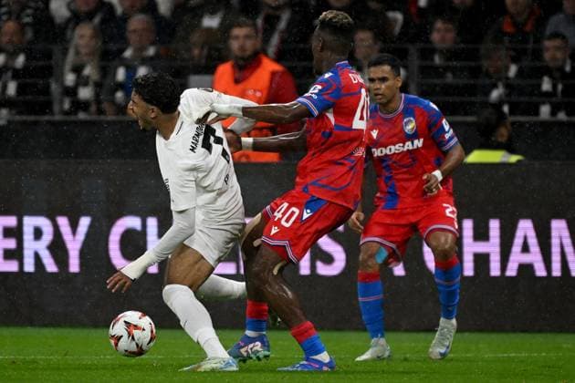 26 09 2024, xjhx, Football UEFA Europa League, Eintracht Frankfurt Viktoria Pilsen emspor, v l Omar Marmoush Eintracht Frankfurt Sampson Dweh FC Viktoria Pilsen Zweikampf, Aktion, action, battle for the ball DFL DFB REGULATIONS PROHIBIT ANY USE OF PHOTOGRAPHS as IMAGE SEQUENCES and or QUASI VIDEO Frankfurt am Main