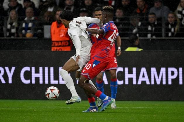26 09 2024, xjhx, Football UEFA Europa League, Eintracht Frankfurt Viktoria Pilsen emspor, v l Omar Marmoush Eintracht Frankfurt Sampson Dweh FC Viktoria Pilsen Zweikampf, Aktion, action, battle for the ball DFL DFB REGULATIONS PROHIBIT ANY USE OF PHOTOGRAPHS as IMAGE SEQUENCES and or QUASI VIDEO Frankfurt am Main