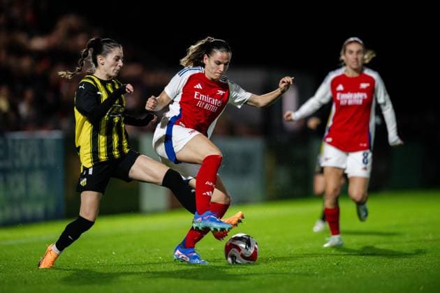 240926 Clarissa Larisey of Häcken and Laia Codina of Arsenal during the UEFA Women s Champions League qualifying match between Arsenal and Häcken on September 26, 2024 in London Photo Emma Wallskog BILDBYRAN COP 320 EW0435 fotboll football soccer fotball champions league arsenal häcken dam bbeng  Copyright: EMMAxWALLSKOG BB240926EW081