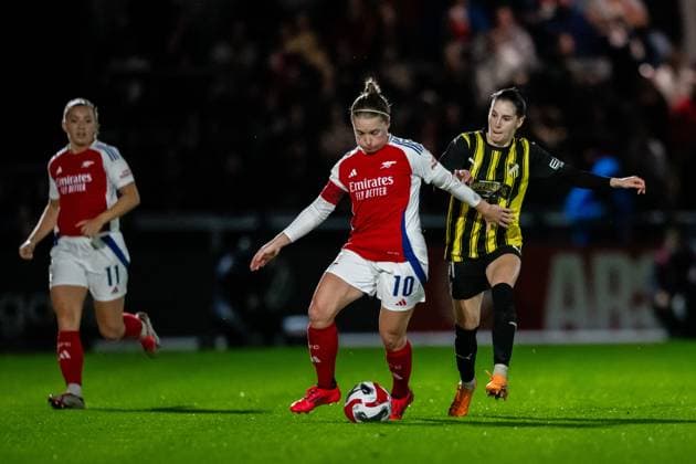 240926 Kim Little of Arsenal and Clarissa Larisey of Häcken during the UEFA Women s Champions League qualifying match between Arsenal and Häcken on September 26, 2024 in London Photo Emma Wallskog BILDBYRAN COP 320 EW0435 fotboll football soccer fotball champions league arsenal häcken dam bbeng  Copyright: EMMAxWALLSKOG BB240926EW089