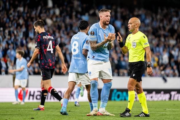 240926 Pontus Jansson of Malmö FF and referee Luis Godinho during the UEFA Europa League football match between Malmö FF and Rangers on September 26, 2024 in Malmö Photo Petter Arvidson BILDBYRAN kod PA PA0884 fotboll football soccer fotball uefa europa league malmö ff rangers bbeng  Copyright: PETTERxARVIDSON BB240926PA138
