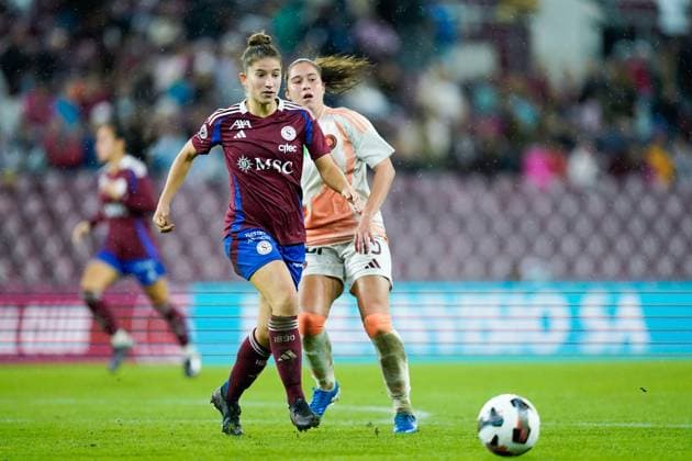 26 09 2024, Geneva, Stade de Geneve, UEFA Women s Champions League Servette FC Chônois Fôminin AS Roma, 2 Laura Tufo Servette FC Chenois Feminin and Giulia Dragoni 15 Roma battle for the ball duel Geneva Stade de Geneve Geneva Switzerland  Copyright: xJustPictures.ch DanielaxPorcellix