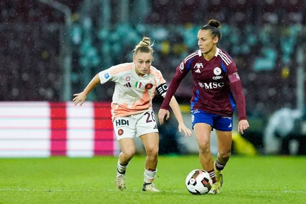 26 09 2024, Geneva, Stade de Geneve, UEFA Women s Champions League Servette FC Chônois Fôminin AS Roma, 8 Paula Serrano Servette FC Chenois Feminin and Giada Greggi 20 Roma battle for the ball duel Geneva Stade de Geneve Geneva Switzerland  Copyright: xJustPictures.ch DanielaxPorcellix