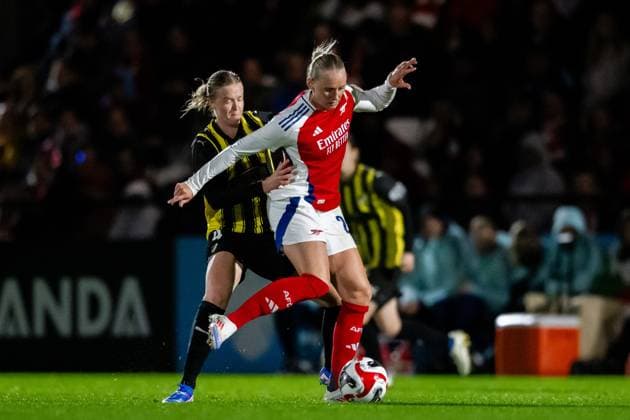 240926 Emma Östlund of Häcken and Stina Blackstenius of Arsenal during the UEFA Women s Champions League qualifying match between Arsenal and Häcken on September 26, 2024 in London Photo Emma Wallskog BILDBYRAN COP 320 EW0435 fotboll football soccer fotball champions league arsenal häcken dam bbeng  Copyright: EMMAxWALLSKOG BB240926EW090