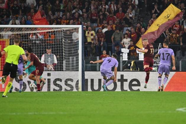 Artem Dovbyk of A.S. Roma is scoring the goal of 1-0 during the UEFA Europa League 2024 25 League Phase MD1 match between A.S. Roma and Athletic Club Bilbao at Olympic Stadium on September 26, 2024 in Rome, Italy.  Copyright: xDomenicoxCippitelli IPAxSportx x xx IPA_50071983 IPA_Agency_IPA50071983