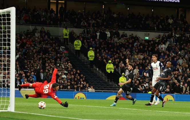 London, England, 26th September 2024. Tottenham s Brennan Johnson scores the opening goal during the UEFA Europa League match at the Tottenham Hotspur Stadium, London. Picture credit should read: Paul Terry Sportimage EDITORIAL USE ONLY. No use with unauthorised audio, video, data, fixture lists, club league logos or live services. Online in-match use limited to 120 images, no video emulation. No use in betting, games or single club league player publications. SPI-3334-0010