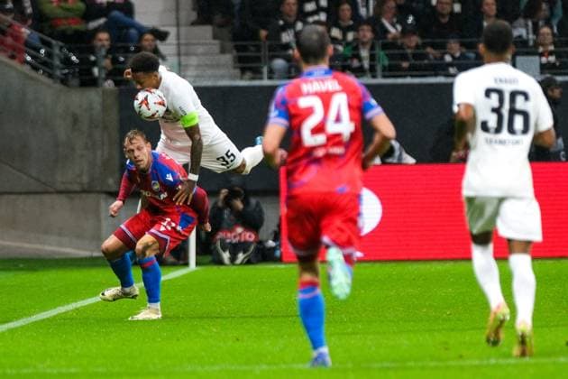 Matej Vydra Viktoria Pilsen, 11 in duel with Tuta Eintracht Frankfurt, 35 , GER, Eintracht Frankfurt vs Viktoria Pilsen, Football, UEFA Europa League, Matchday 1, Season 2024 25, 26 09 2024 GER, Eintracht Frankfurt vs Viktoria Pilsen, Football, UEFA Europa League, Matchday 1, Season 2024 25, 26 09 2024 Frankfurt Copyright: xEibner-Pressefoto FlorianxWieganx EP_FWD