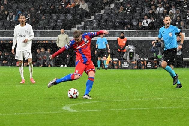 26 09 2024, xsltx, Football UEFA Europa League, Eintracht Frankfurt Viktoria Pilsen emspor, v l Pavel Sulc FC Viktoria Pilsen scores the goal 1 1 DFL DFB REGULATIONS PROHIBIT ANY USE OF PHOTOGRAPHS as IMAGE SEQUENCES and or QUASI VIDEO Frankfurt am Main