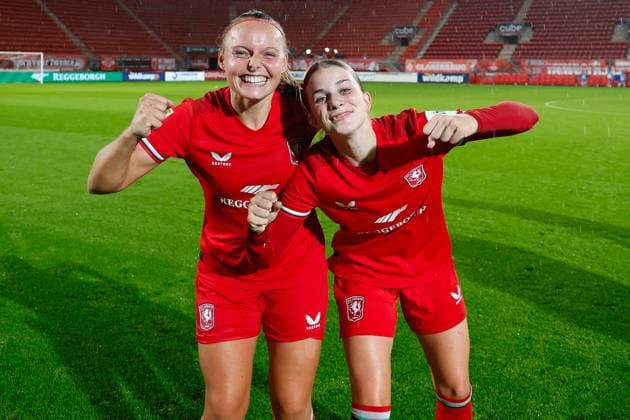 ENSCHEDE, Stadium De Grolsch Veste, 26-09-2024 , season 2024 2025 , UEFA Women Champions League Qualification. during the match Twente - Osijek (women), FC Twente player Jaimy Ravensbergen FC Twente player Rose Ivens celebrates reaching the group phase of Champions League Twente - Osijek (women)  x26342987x Copyright: