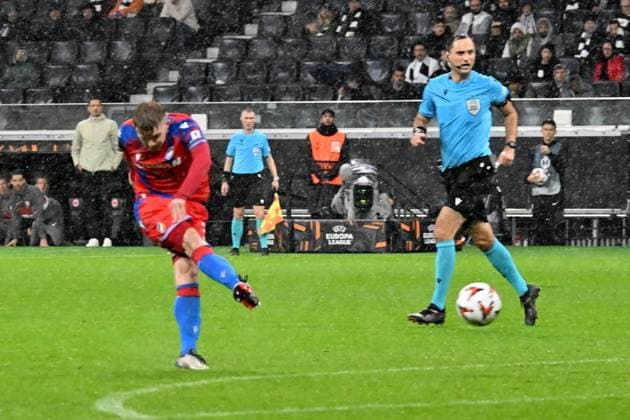 26 09 2024, xsltx, Football UEFA Europa League, Eintracht Frankfurt Viktoria Pilsen emspor, v l Pavel Sulc FC Viktoria Pilsen scores the goal 1 1 DFL DFB REGULATIONS PROHIBIT ANY USE OF PHOTOGRAPHS as IMAGE SEQUENCES and or QUASI VIDEO Frankfurt am Main