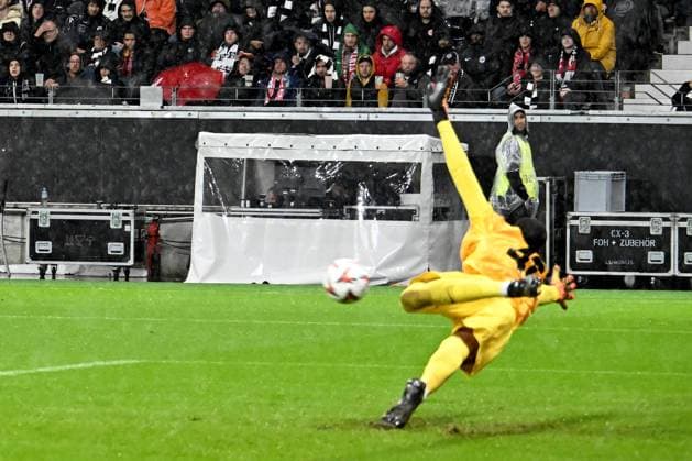 26 09 2024, xsltx, Football UEFA Europa League, Eintracht Frankfurt Viktoria Pilsen emspor, v l Pavel Sulc FC Viktoria Pilsen scores the goal 1 1 Kaua Santos Eintracht Frankfurt DFL DFB REGULATIONS PROHIBIT ANY USE OF PHOTOGRAPHS as IMAGE SEQUENCES and or QUASI VIDEO Frankfurt am Main