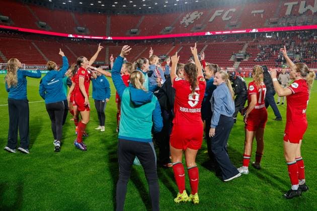 ENSCHEDE, Stadium De Grolsch Veste, 26-09-2024 , season 2024 2025 , UEFA Women Champions League Qualification. during the match Twente - Osijek (women), players Twente celebrates reaching the group phase of Champions League Twente - Osijek (women)  x26342989x Copyright: