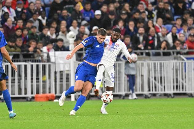 Fußball, EL, Olympique Lyon - Olympiakos Piräus Ainslet Maitland-Niles (lyon) vs Lorenzo Pirola (olympiakos) FOOTBALL: Olympique Lyonnais vs Olympiakos Le Pir?e - 26 09 2024 FredericChambert Panoramic 