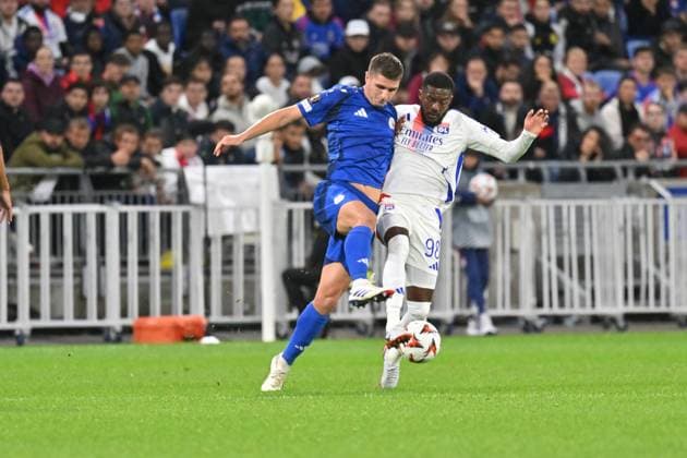 Fußball, EL, Olympique Lyon - Olympiakos Piräus Ainslet Maitland-Niles (lyon) vs Lorenzo Pirola (olympiakos) FOOTBALL: Olympique Lyonnais vs Olympiakos Le Pir?e - 26 09 2024 FredericChambert Panoramic 