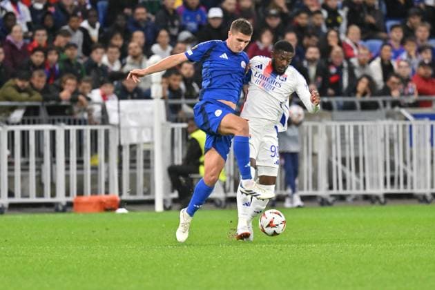 Fußball, EL, Olympique Lyon - Olympiakos Piräus Ainslet Maitland-Niles (lyon) vs Lorenzo Pirola (olympiakos) FOOTBALL: Olympique Lyonnais vs Olympiakos Le Pir?e - 26 09 2024 FredericChambert Panoramic 
