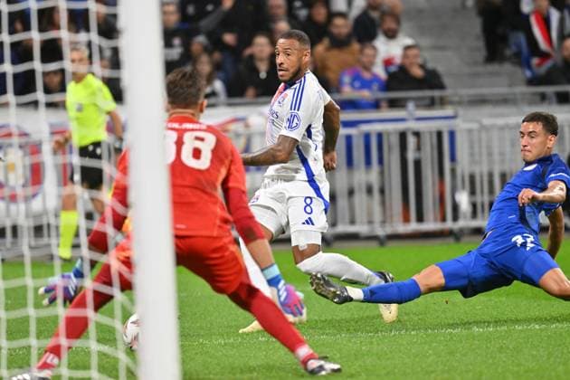 Fußball, EL, Olympique Lyon - Olympiakos Piräus Corentin Tolisso (lyon) vs (olympiakos) FOOTBALL: Olympique Lyonnais vs Olympiakos Le Pir?e - 26 09 2024 FredericChambert Panoramic 
