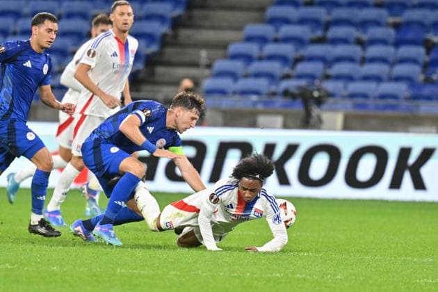 Fußball, EL, Olympique Lyon - Olympiakos Piräus Malick Fofana (lyon) vs Paniagiotis Retsos (olympiakos) FOOTBALL: Olympique Lyonnais vs Olympiakos Le Pir?e - 26 09 2024 FredericChambert Panoramic 