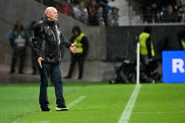 26 09 2024, xjhx, Football UEFA Europa League, Eintracht Frankfurt Viktoria Pilsen emspor, v l Coach Miroslav Koubek FC Viktoria Pilsen gives instructions, gesticulates, gesticulate with arms gives instructions, gesticulate DFL DFB REGULATIONS PROHIBIT ANY USE OF PHOTOGRAPHS as IMAGE SEQUENCES and or QUASI VIDEO Frankfurt am Main